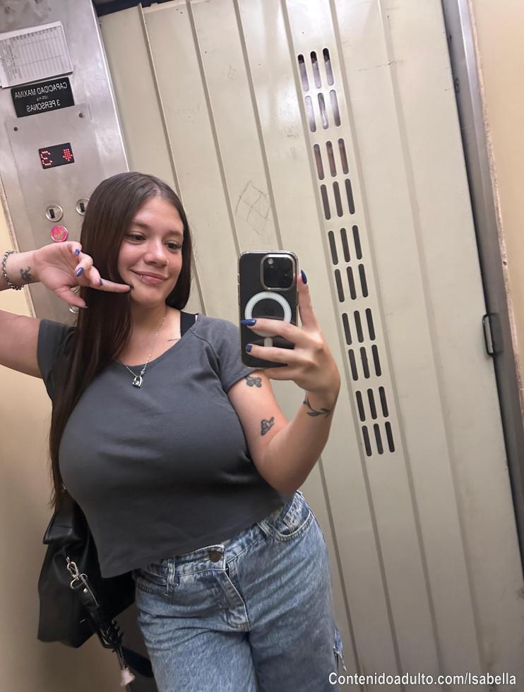 Hola a todos 🥰
Soy Isabella.
Soy modelo y edecán, por si alguien ocupa.
Quiero muchos seguidores; por ahora no estoy interesada en cobrar.
Me gusta mostrar mi cuerpo, pero no totalmente desnuda.
Aquí estaré subiendo mis fotos HOT. 🙃
A veces no tengo tiempo para responder, pero lo haré en cuento pueda.
Te mando besos a ti que me estás viendo.